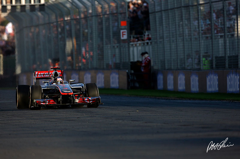 Race Report - Dream start for Button in Melbourne