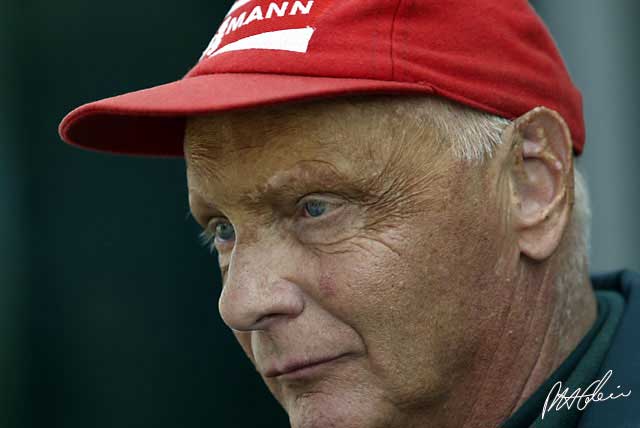 Lauda goes back to airlines