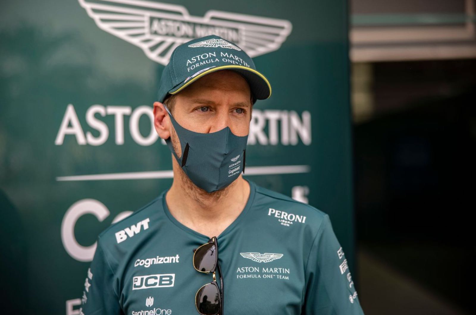 Vettel denies eyeing Hamilton's 2022 seat