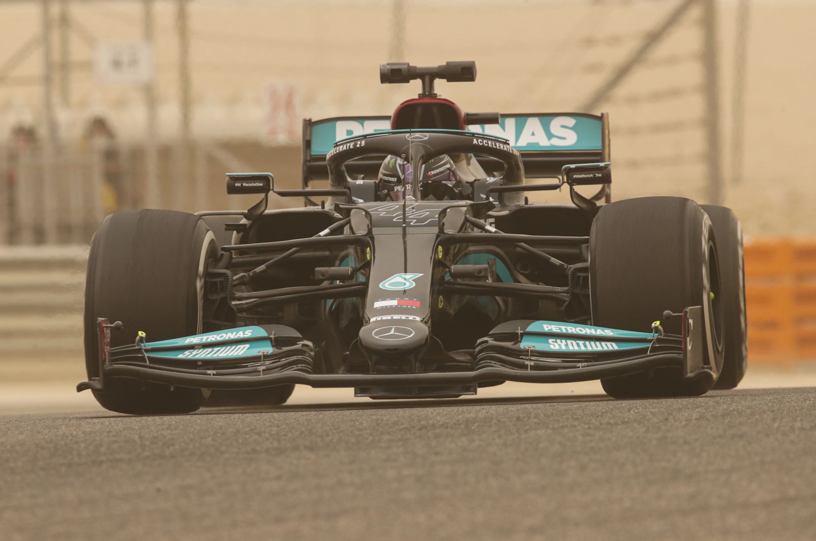 Ecclestone hopes Hamilton not too distracted