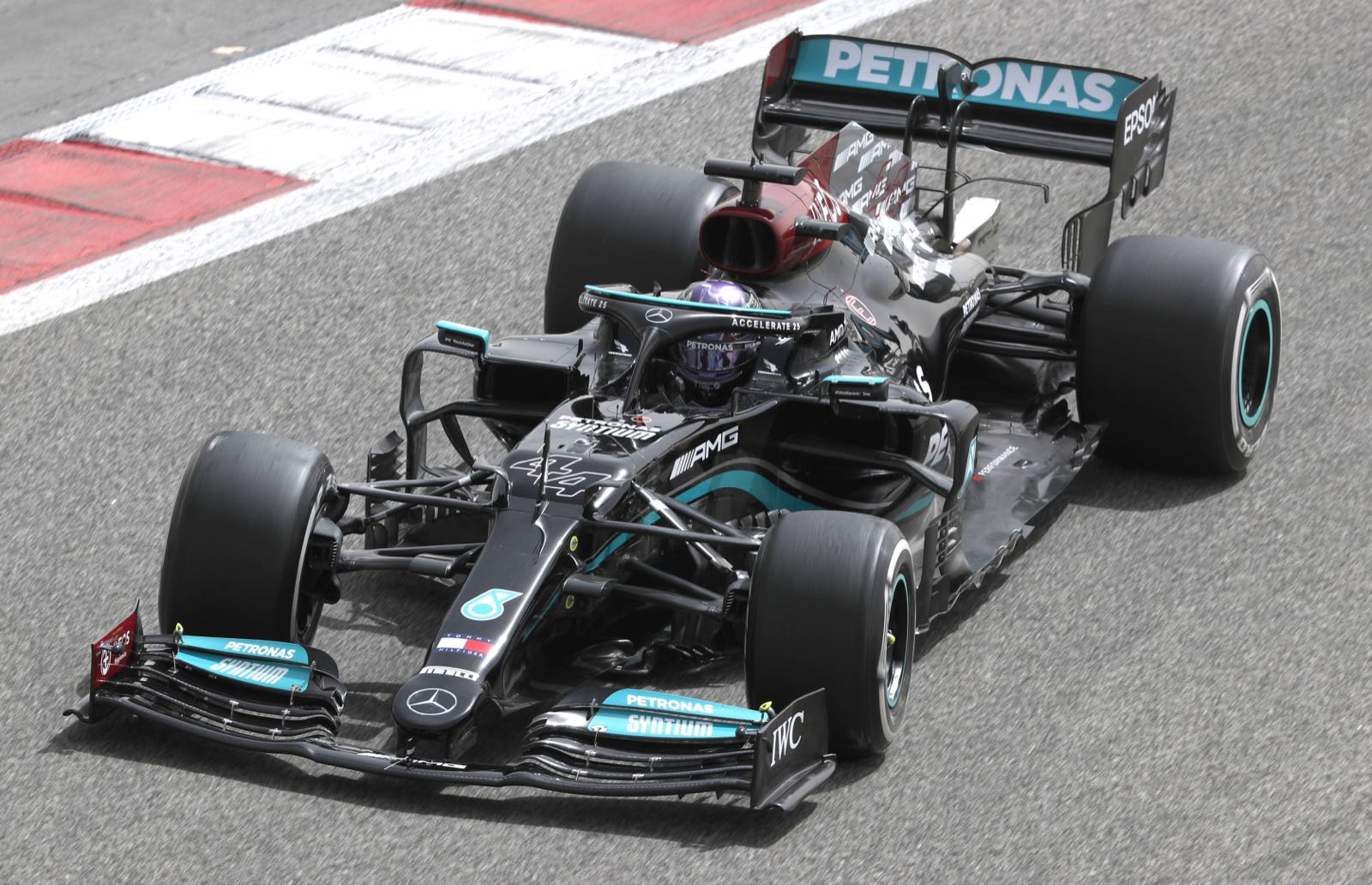 Mercedes eyeing Hamilton split for 2022 says Villeneuve