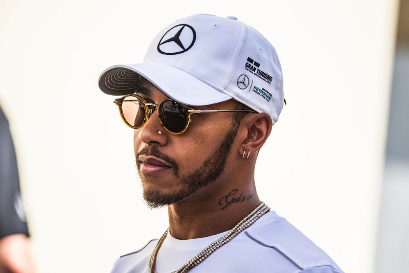 Hamilton hints at Mercedes contract delay