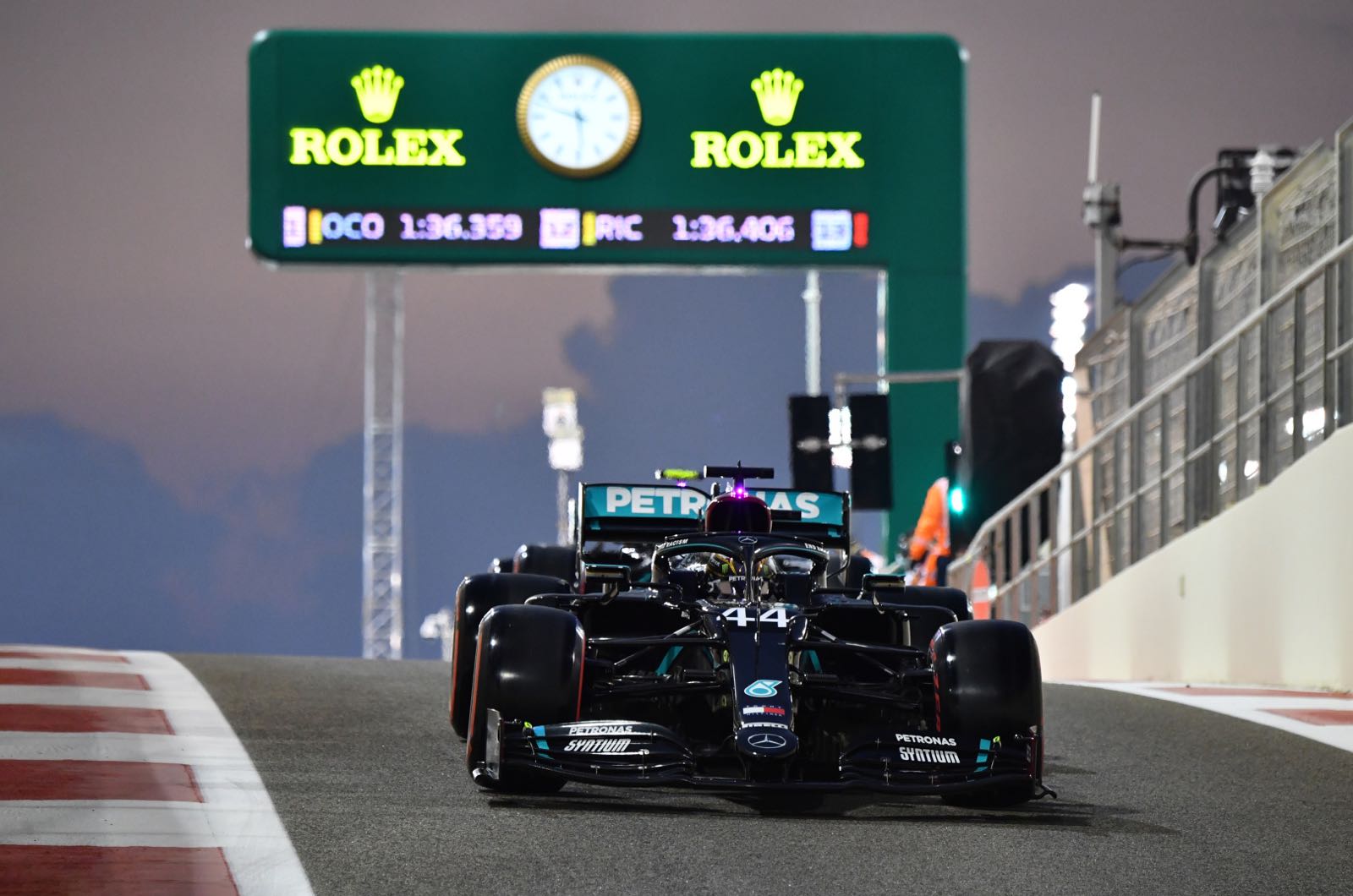 Hamilton set for contract talks this week