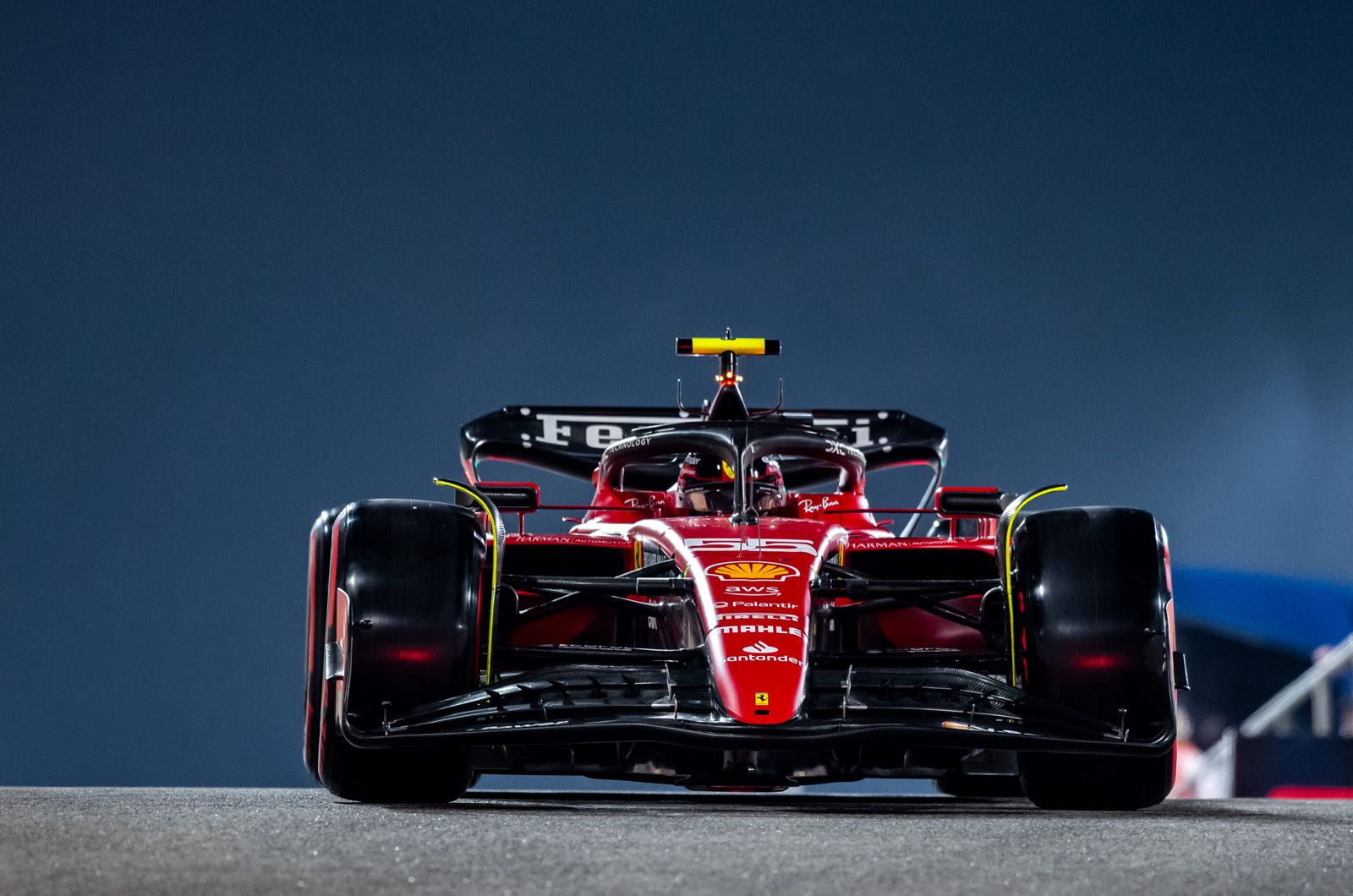 Father says Sainz still in Ferrari contract talks