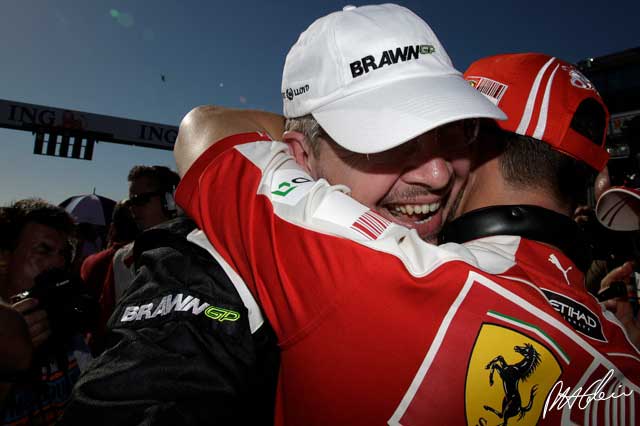 Schumacher signs for Mercedes GP