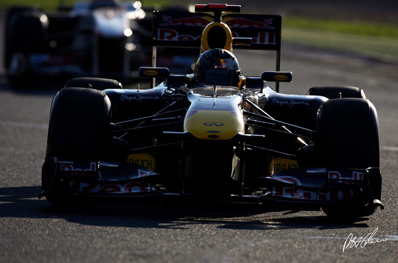 Hamilton unhappy about Red Bull front wing