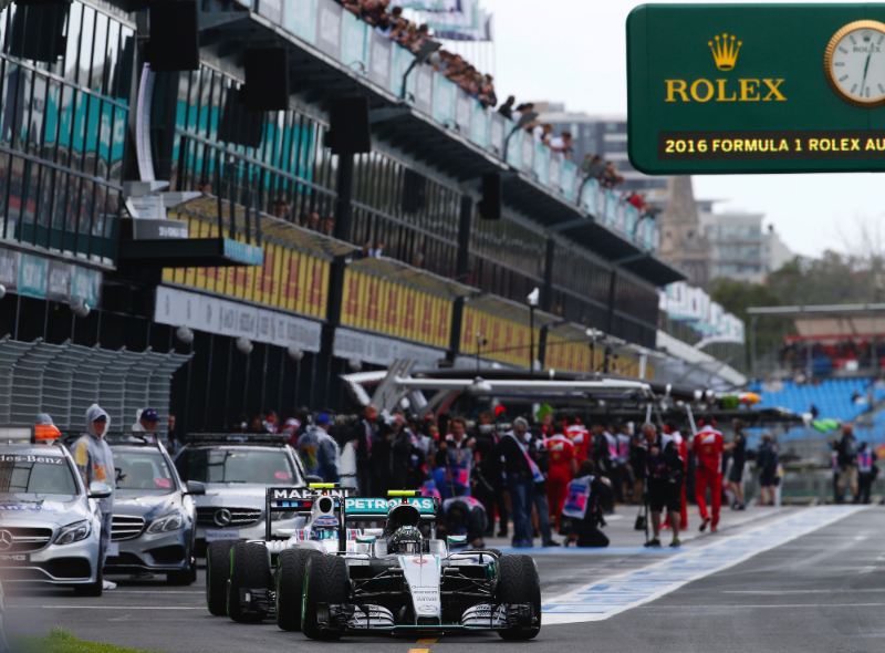 Mercedes shakes up drivers F1 garage crews