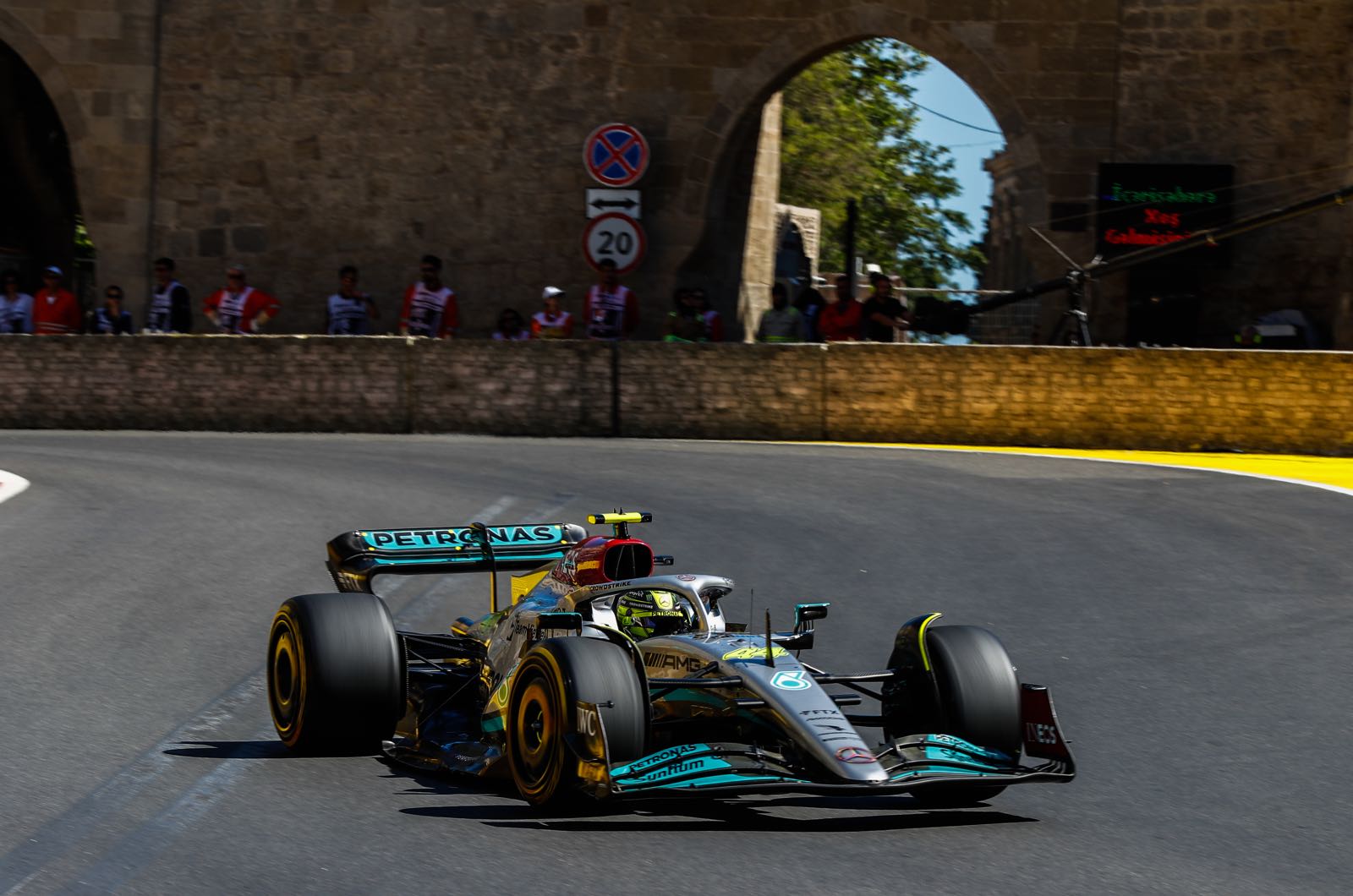 Bruised Hamilton will not miss Canadian GP