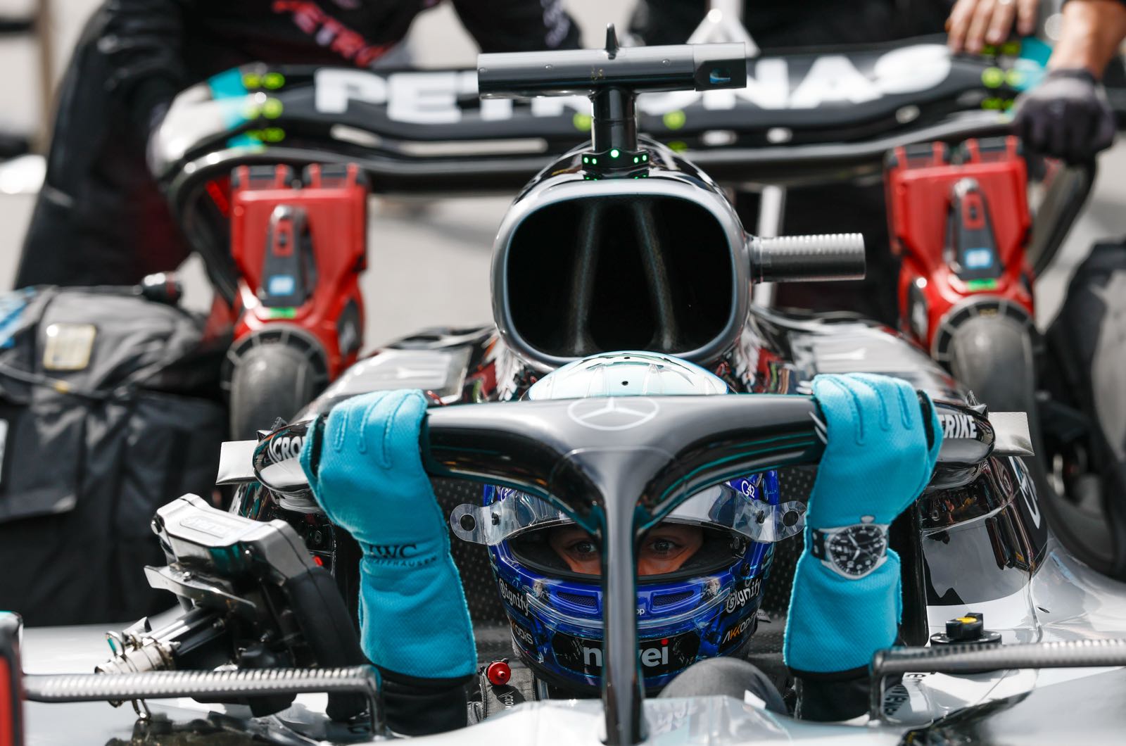 Russell hints at short-term Mercedes deal
