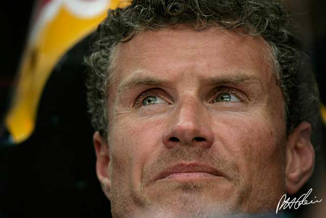 Coulthard re-signs with Red Bull Racing