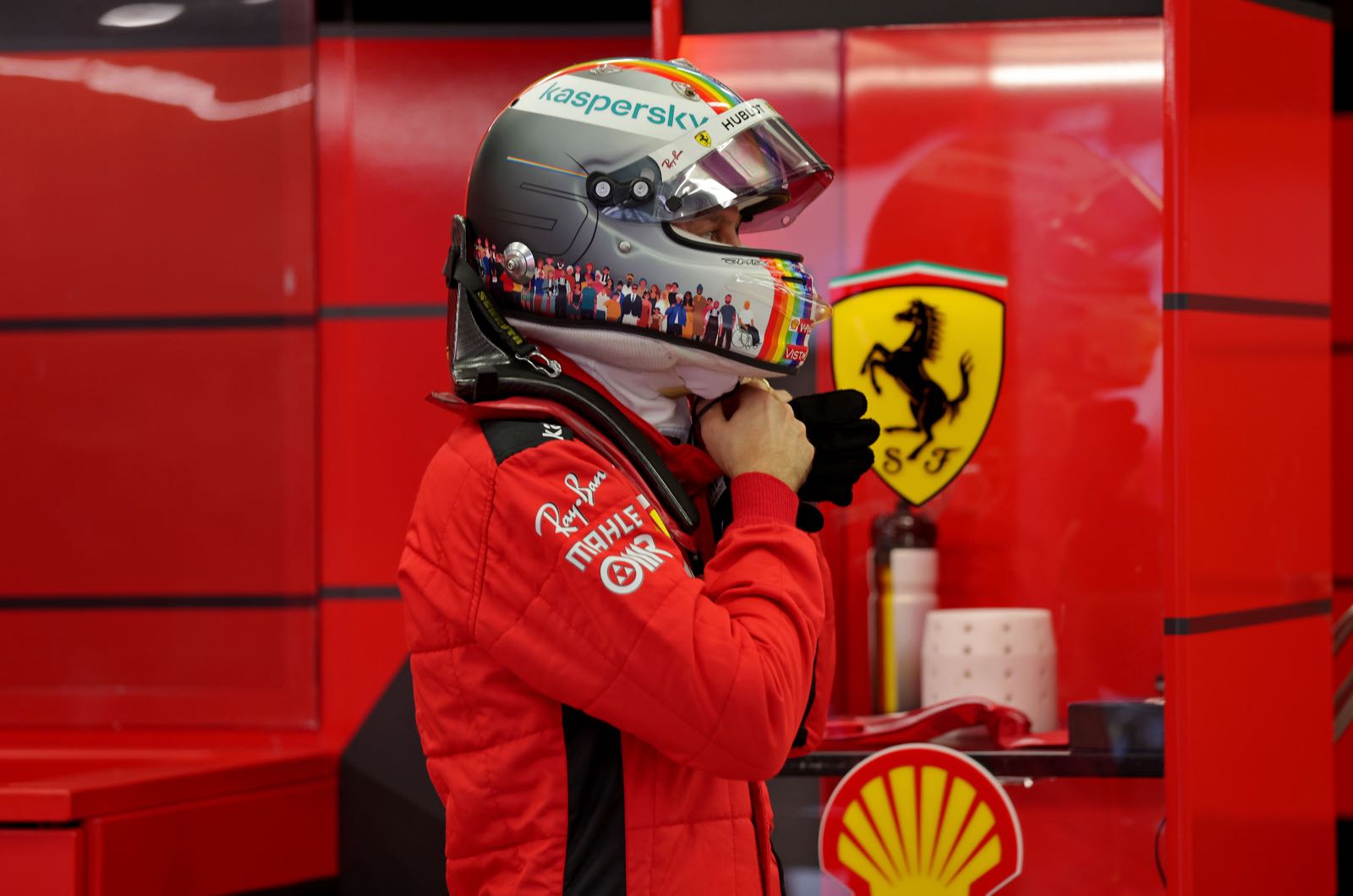 Vettel plays down sensitive driving style