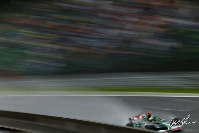 Jaguar to switch to Ford branding in 2005
