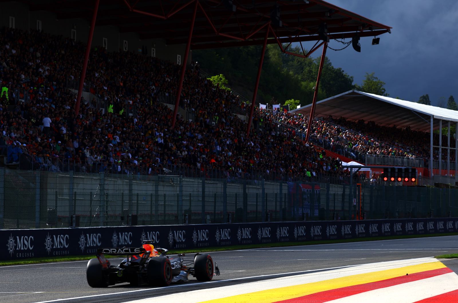 Verstappen backs postponed tyre blanket ban