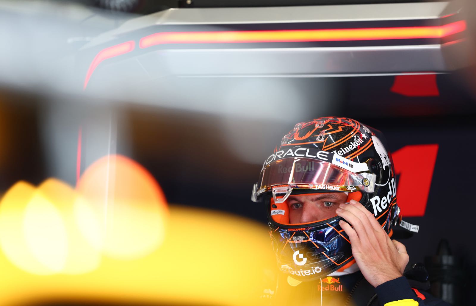 Verstappen admits 2026 stay, Russell eyes short deal