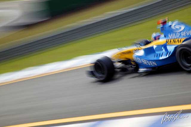 Renault commits to F1 again