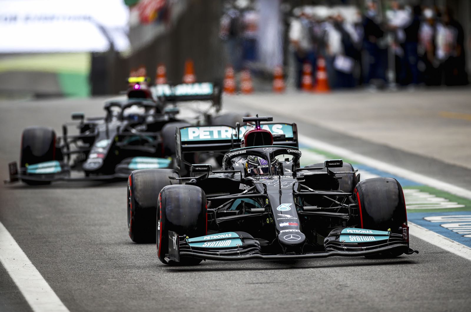 Red Bull suspects flexible Mercedes rear wing