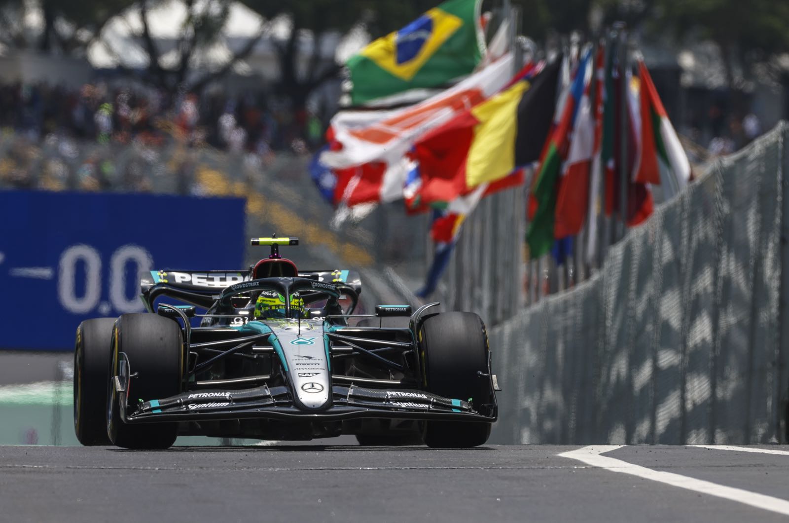 Mercedes denies Hamilton to sit out last races