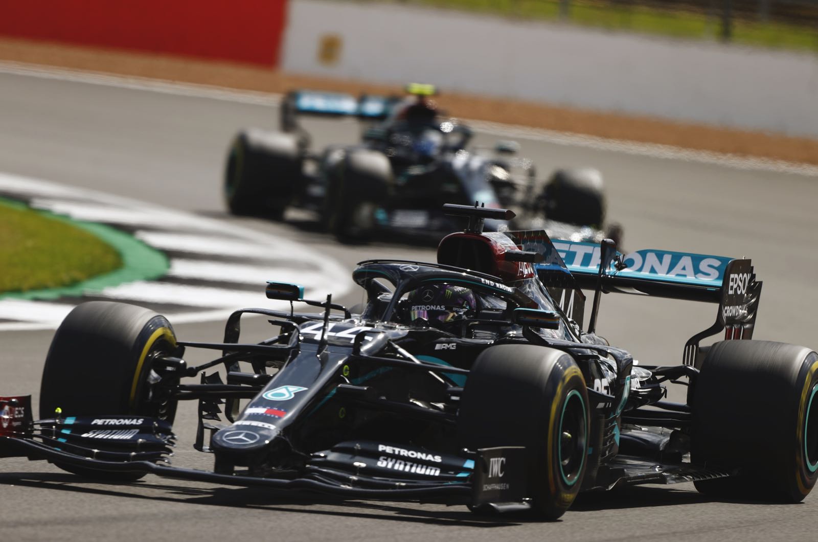 Wolff wants Hamilton to sign three-year deal