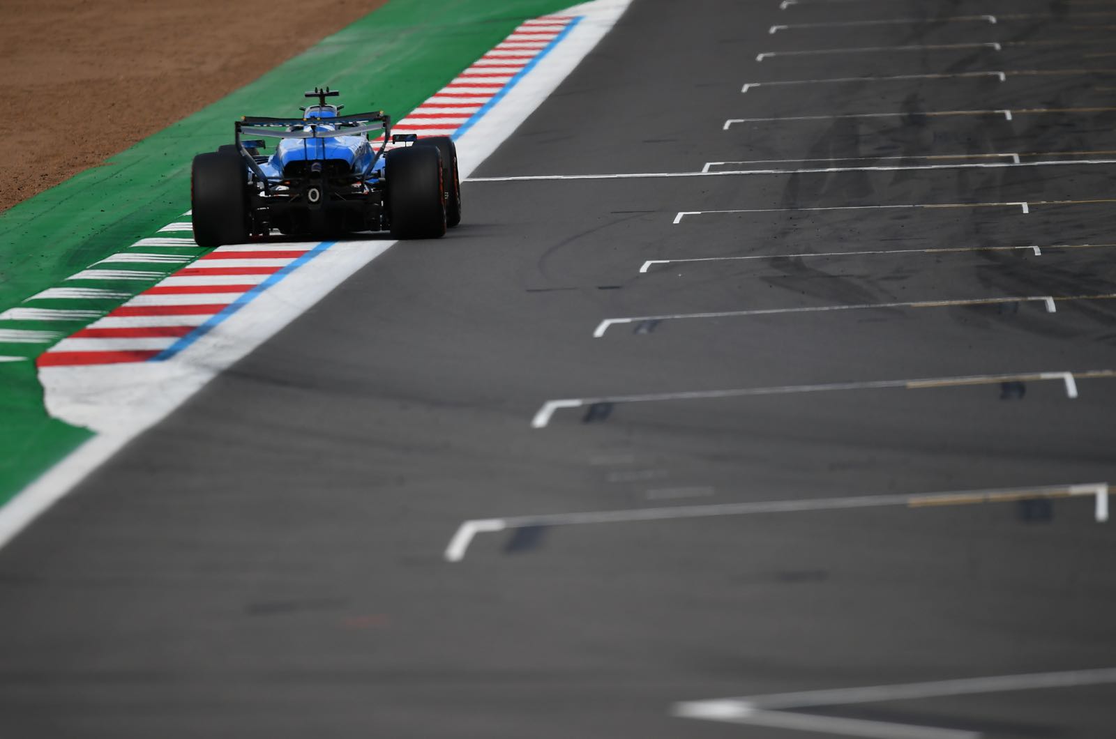 Albon stays as Sainz decision nears