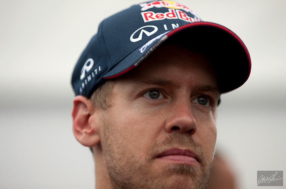 Vettel extends Red Bull deal through 2015