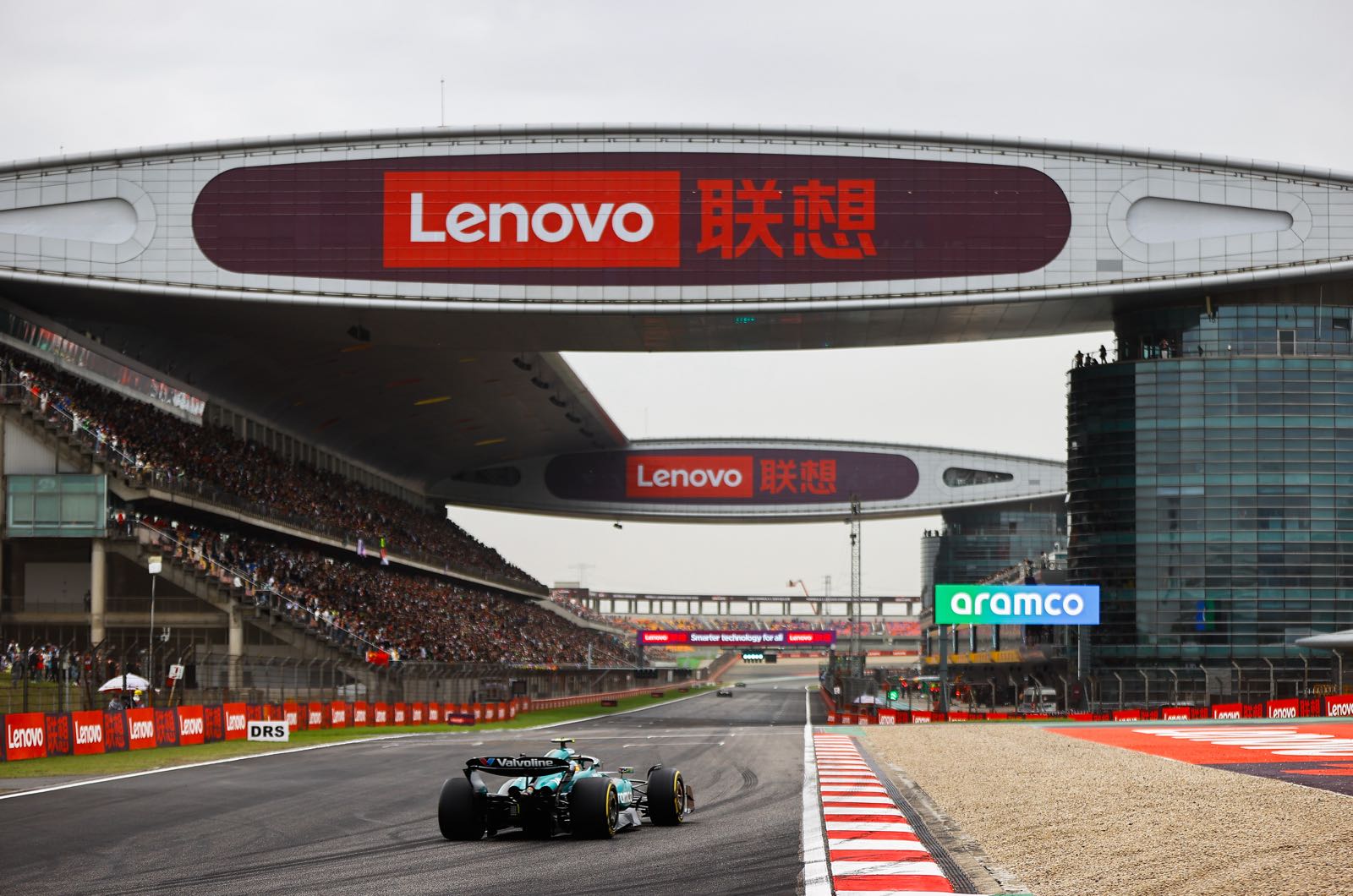 F1 teams, Pirelli, race against delays in China