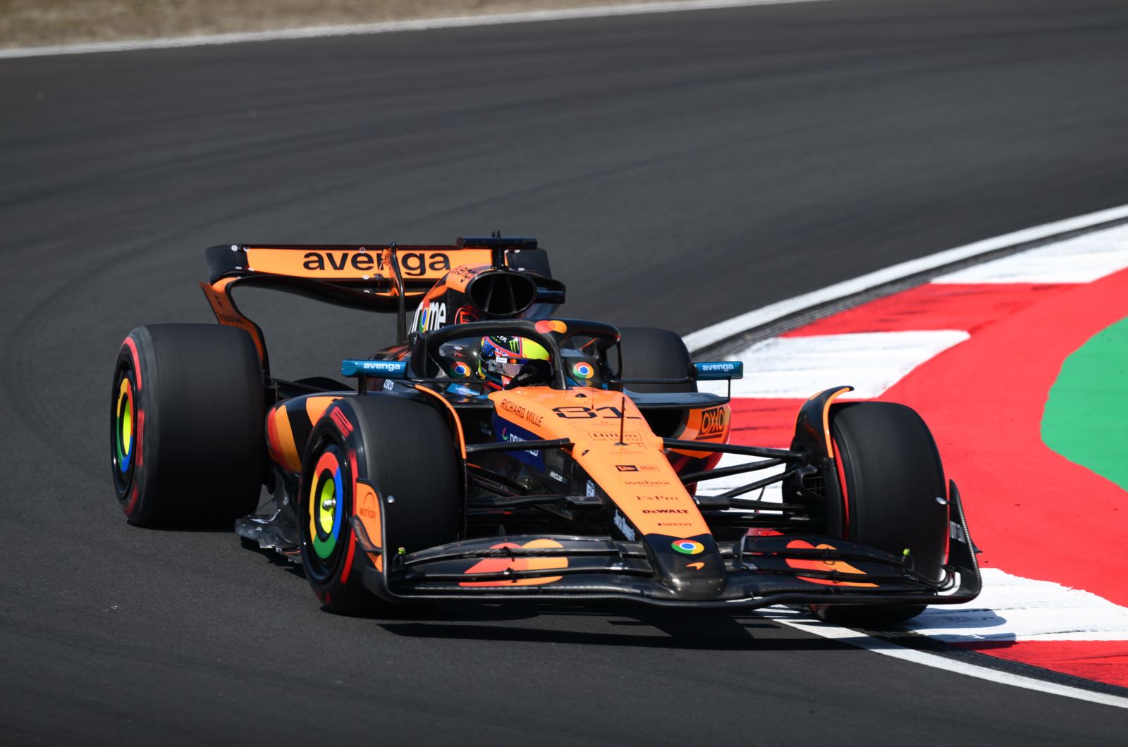 Friday Report - Piastri keeps McLaren on top