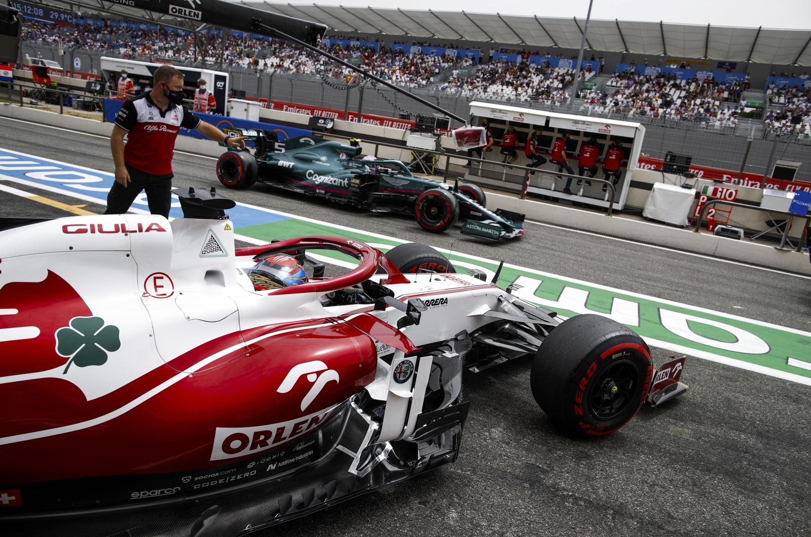 Sauber's deals with Alfa Romeo, Vasseur in doubt