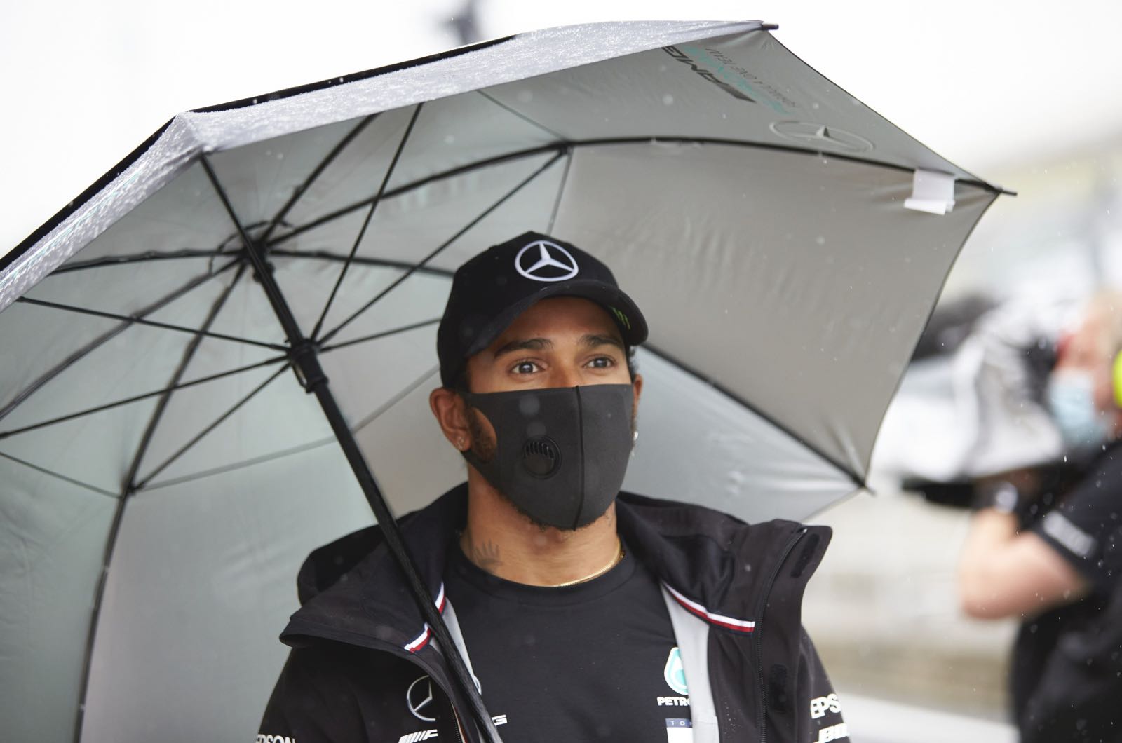 Hamilton hits back at F1 legends over racism