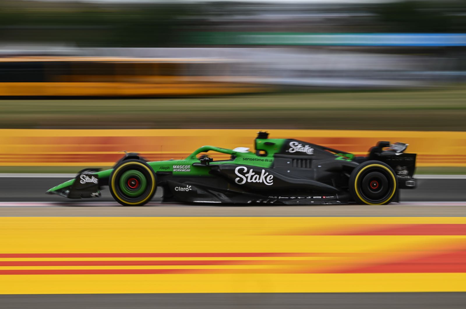 Audi at base camp, Hulkenberg central to climb