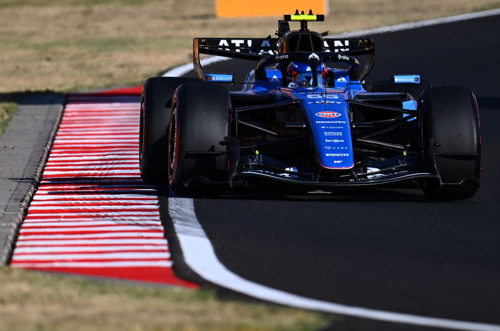 Sainz to calmly decide future during summer break