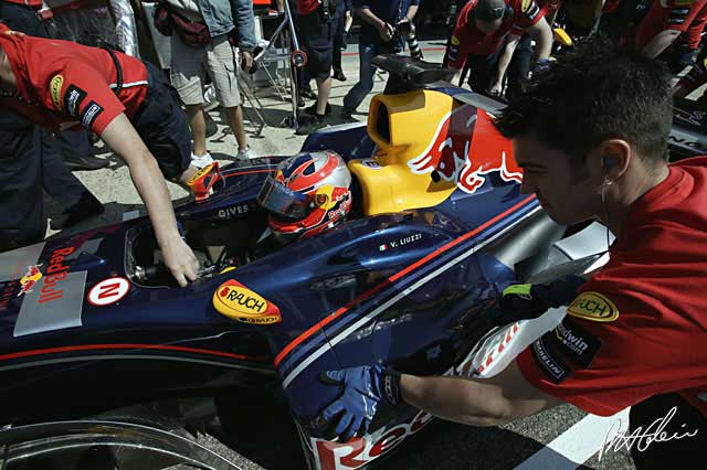 Red Bull signs with Ferrari