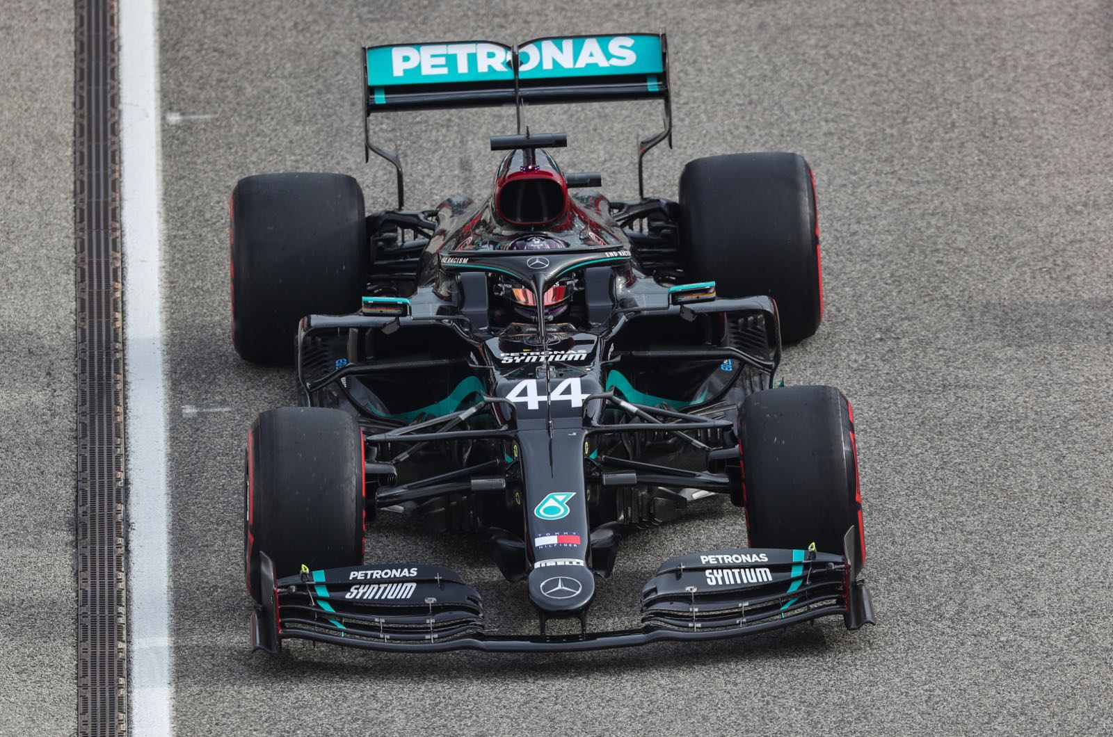 Wolff thinks tired Hamilton will stay in F1