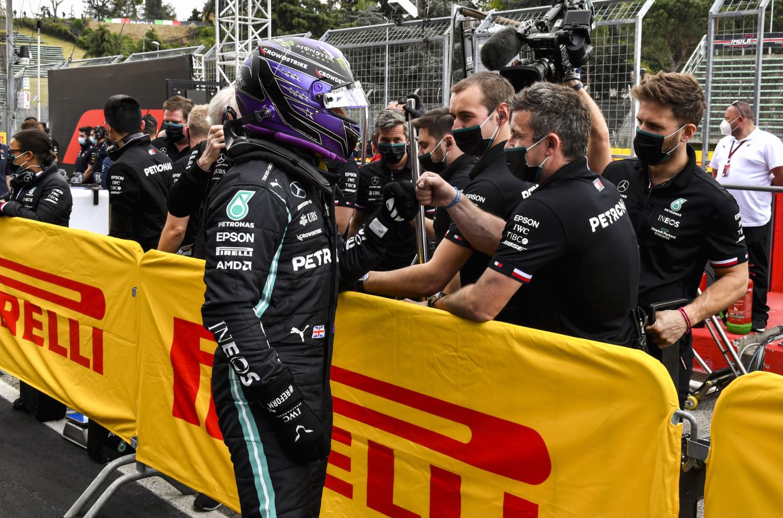 Wolff tips Hamilton to stay at Mercedes