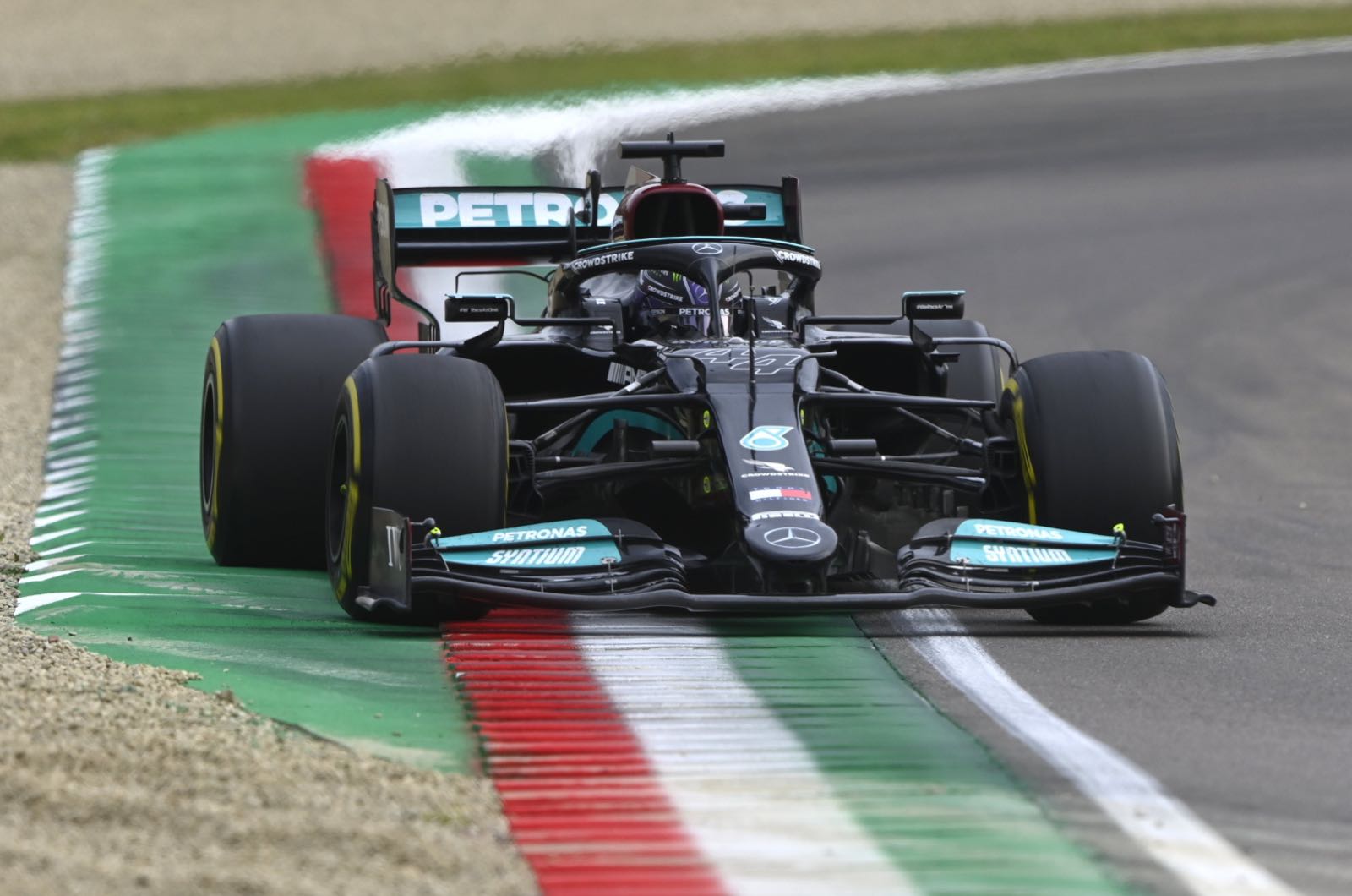 Hamilton taking big risks to beat Verstappen