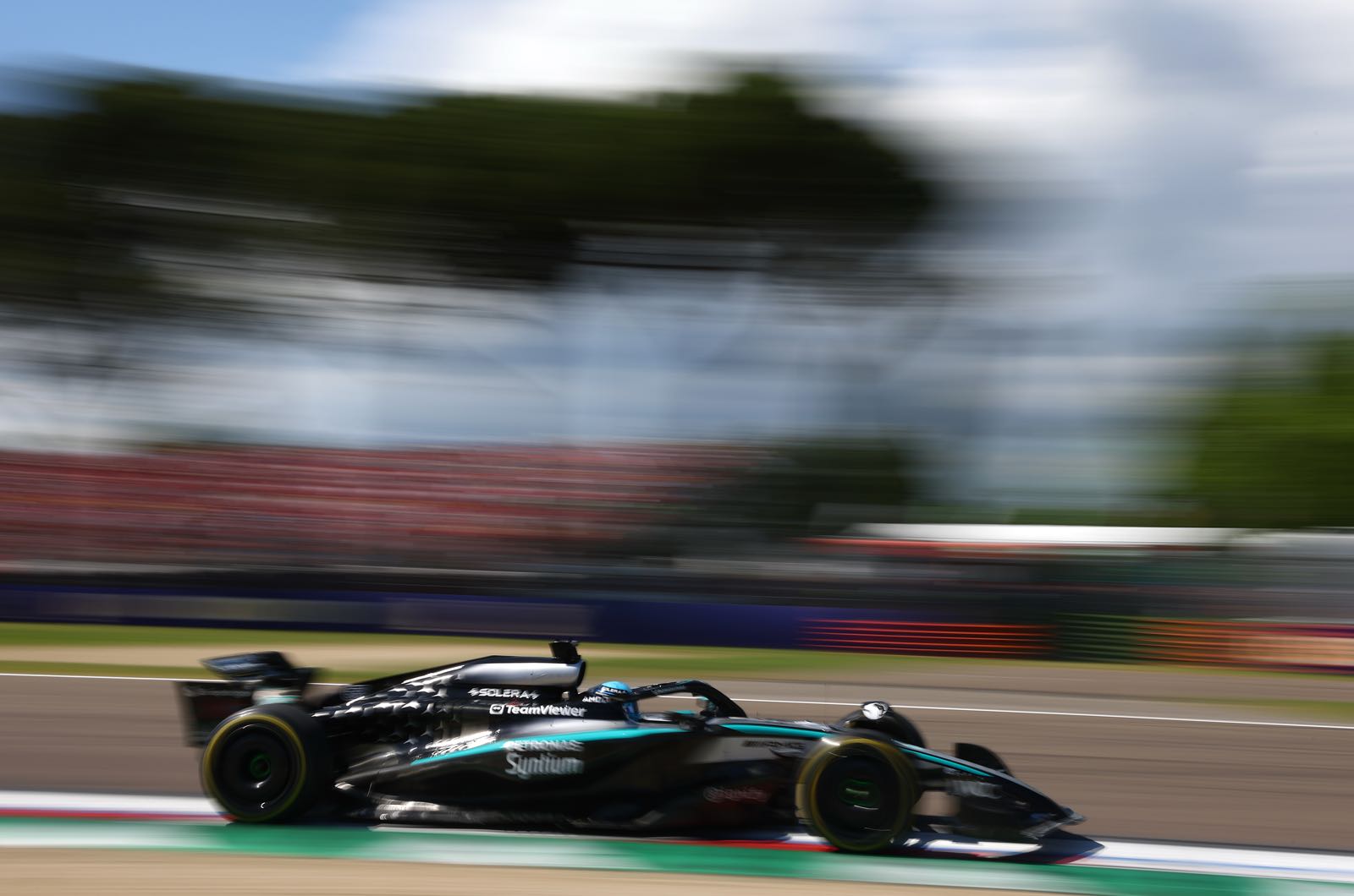 Wolff reassures Russell over expiring contract