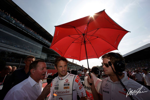 Button describes close call as Sauber mechanics are also held up