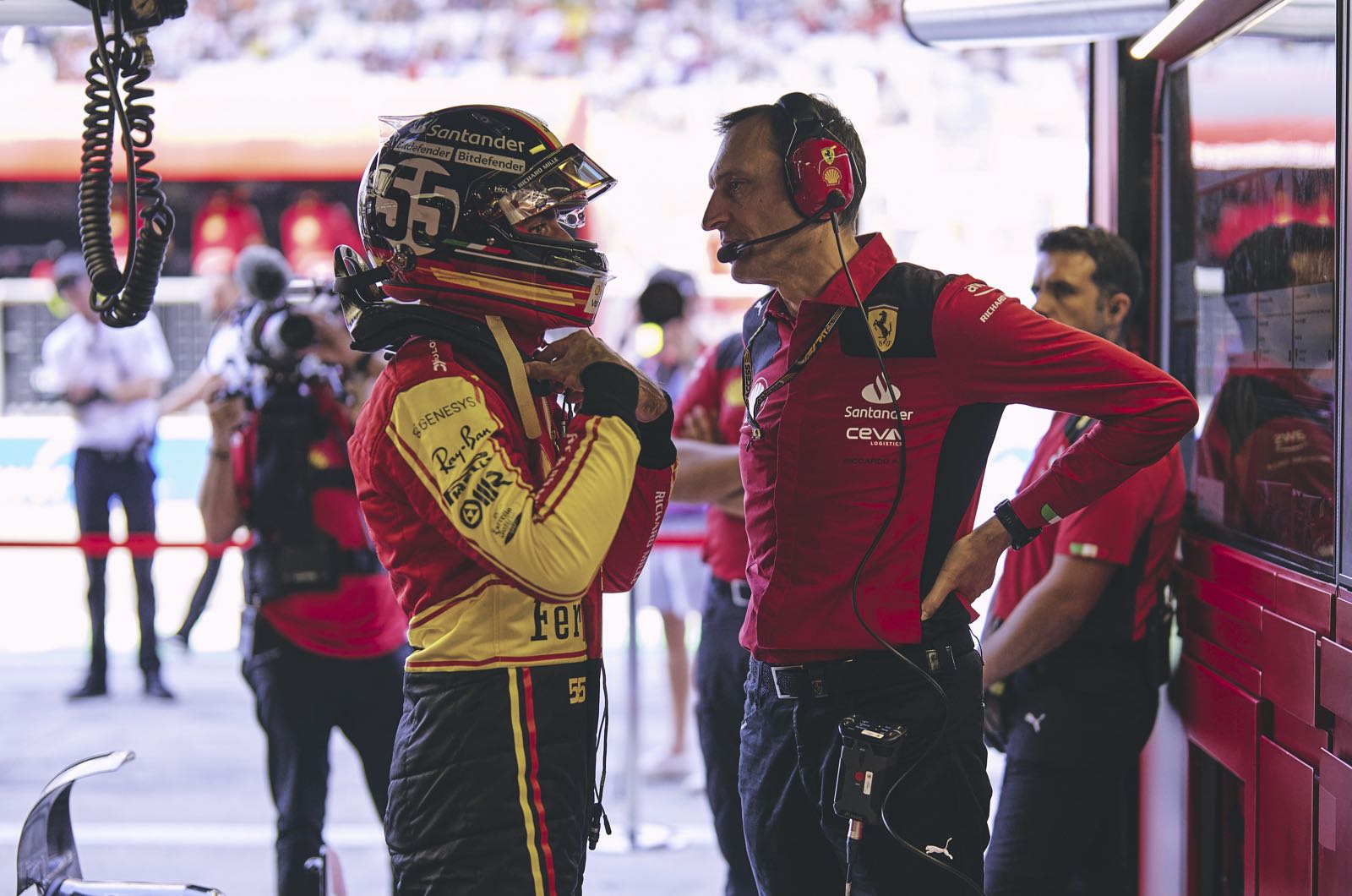 Sainz's father hints at unequal Ferrari treatment