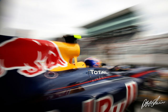 Red Bull extends Renault engine supply