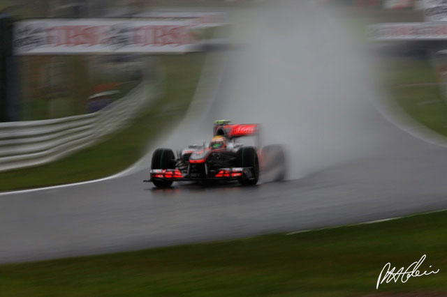 Hamilton back five places after gearbox problem