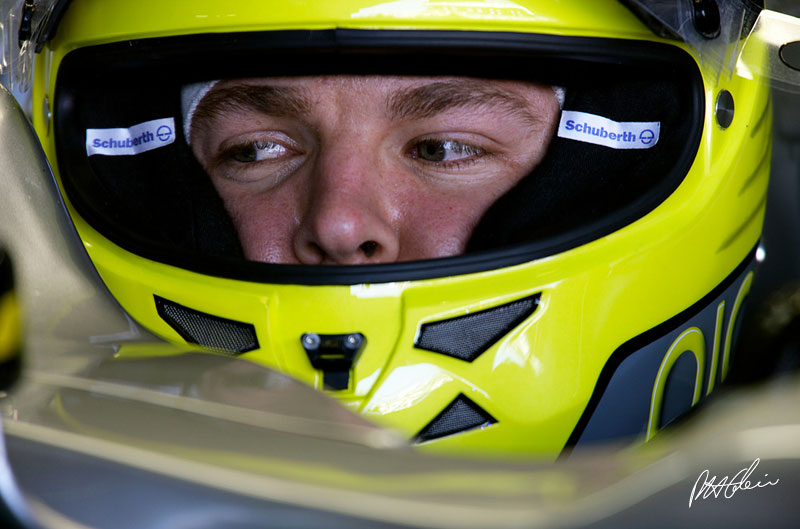 Mercedes extends contract with Rosberg