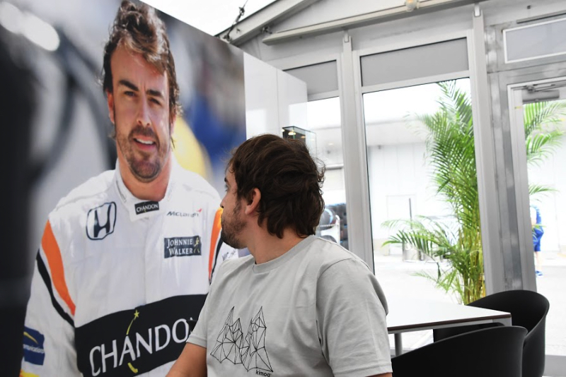 McLaren extends Alonso contract