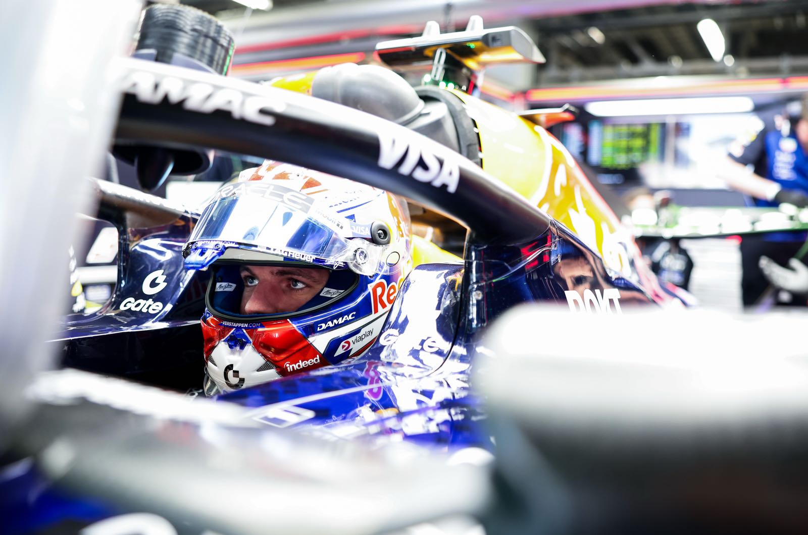 Mekies holds talks with Verstappen after media clash