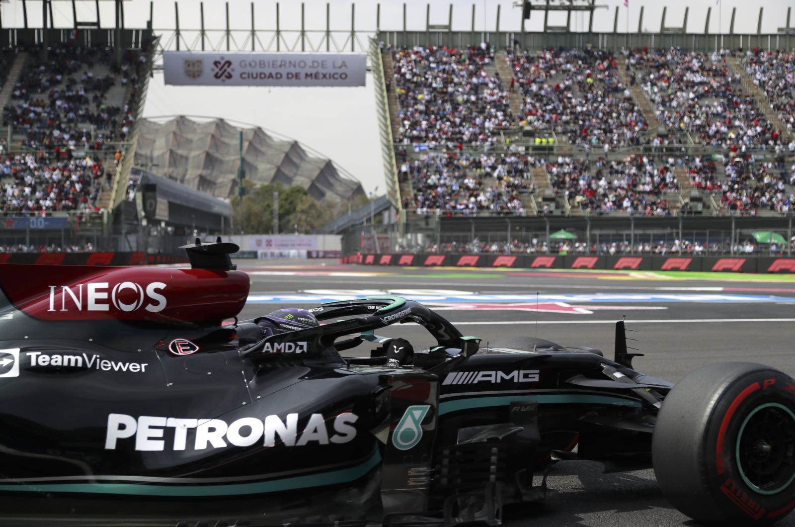 Hamilton feeling pressure of title fight says Alonso