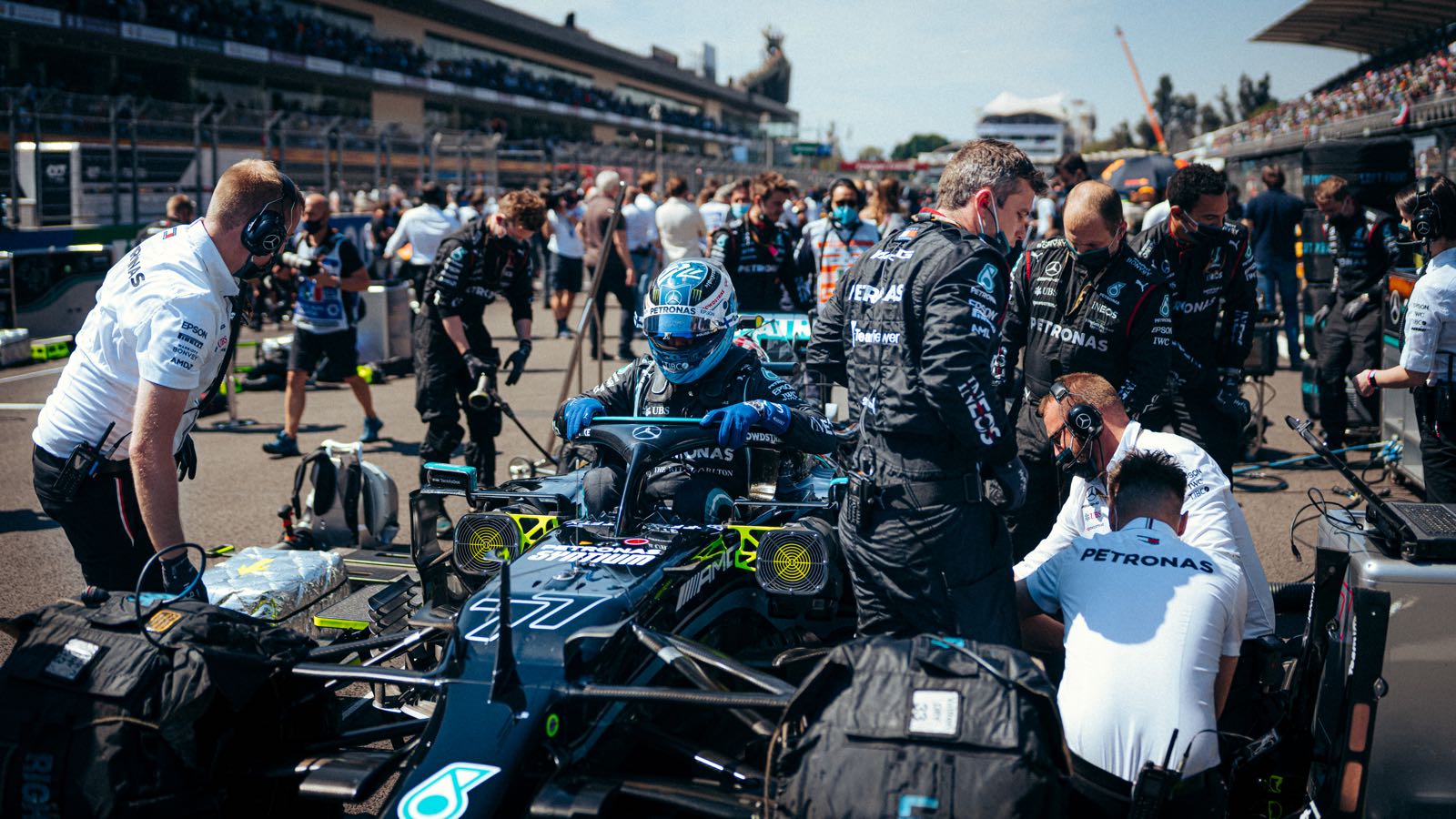 Flight delays leave F1 teams without equipment