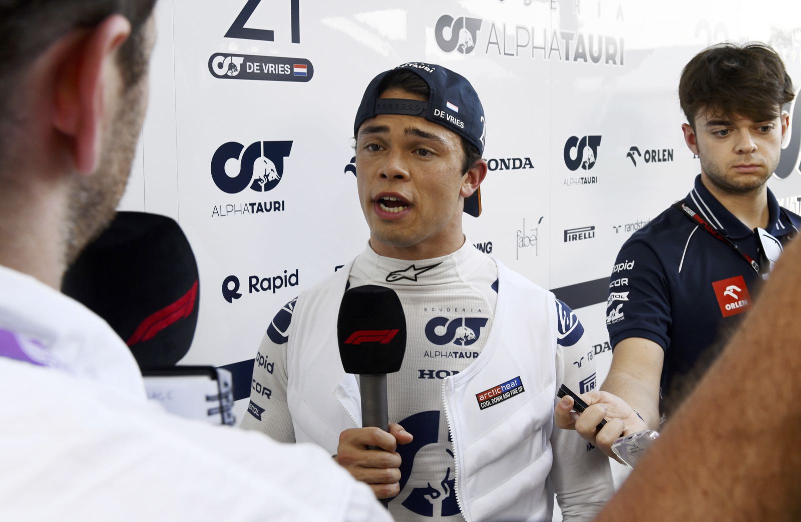 Verstappen tells de Vries to not make rumours bigger