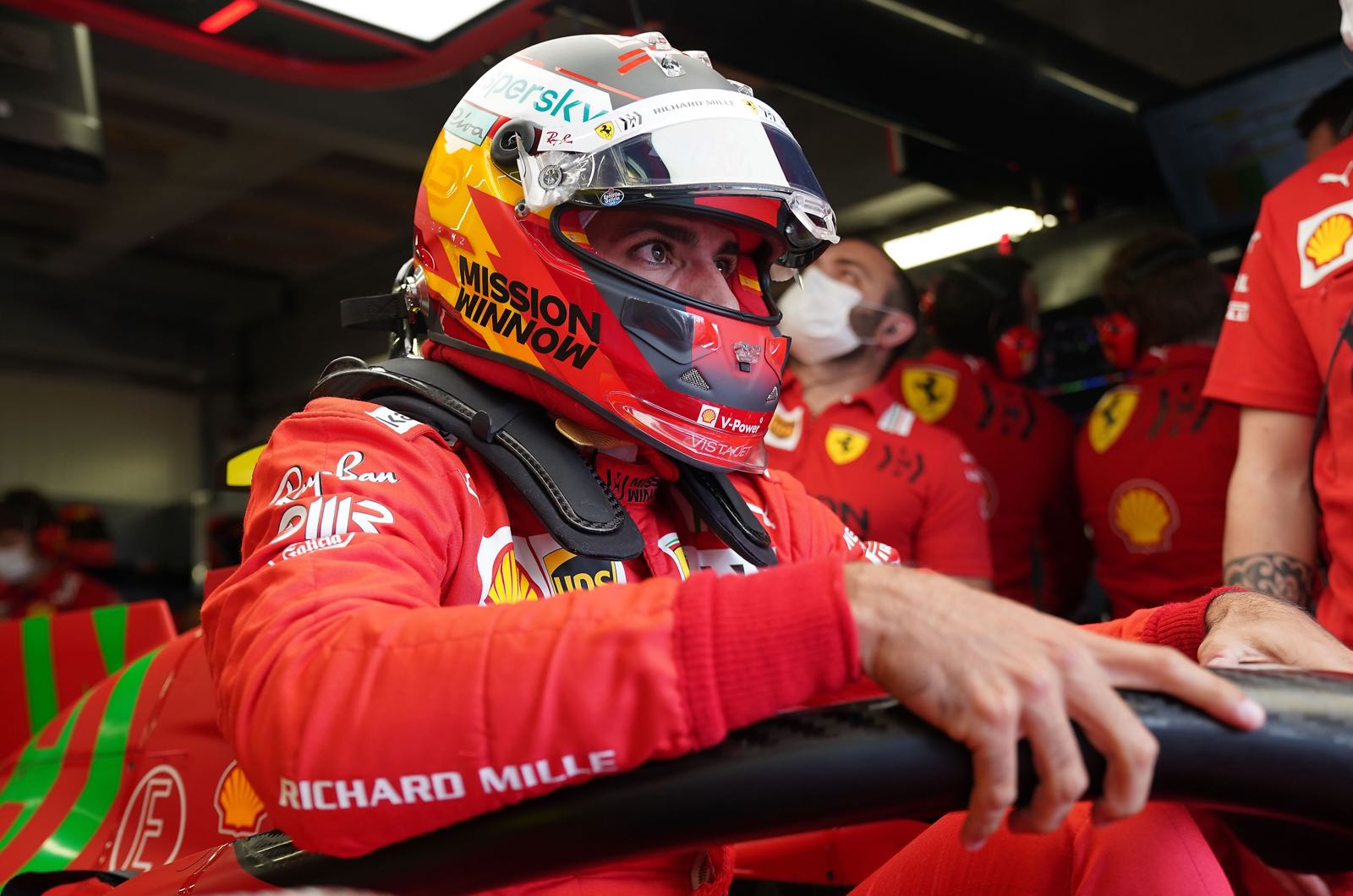 Italian media says Sainz can overtake Leclerc as number 1