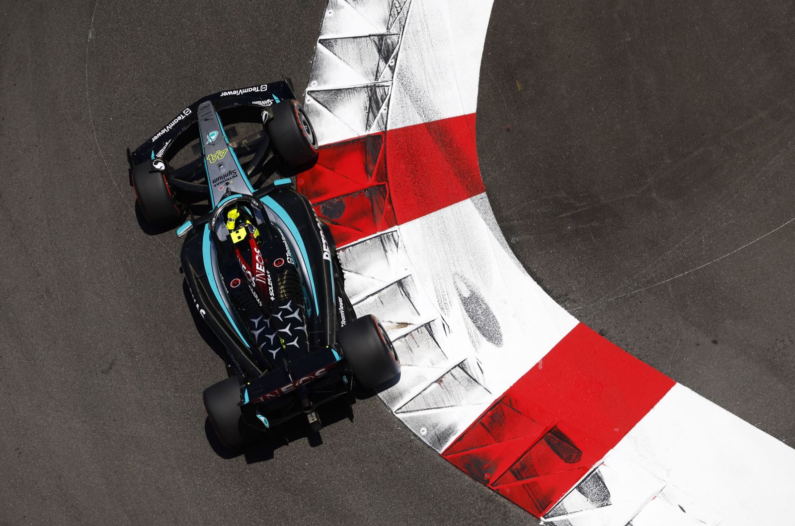 Hamilton expects to trail Russell all season 