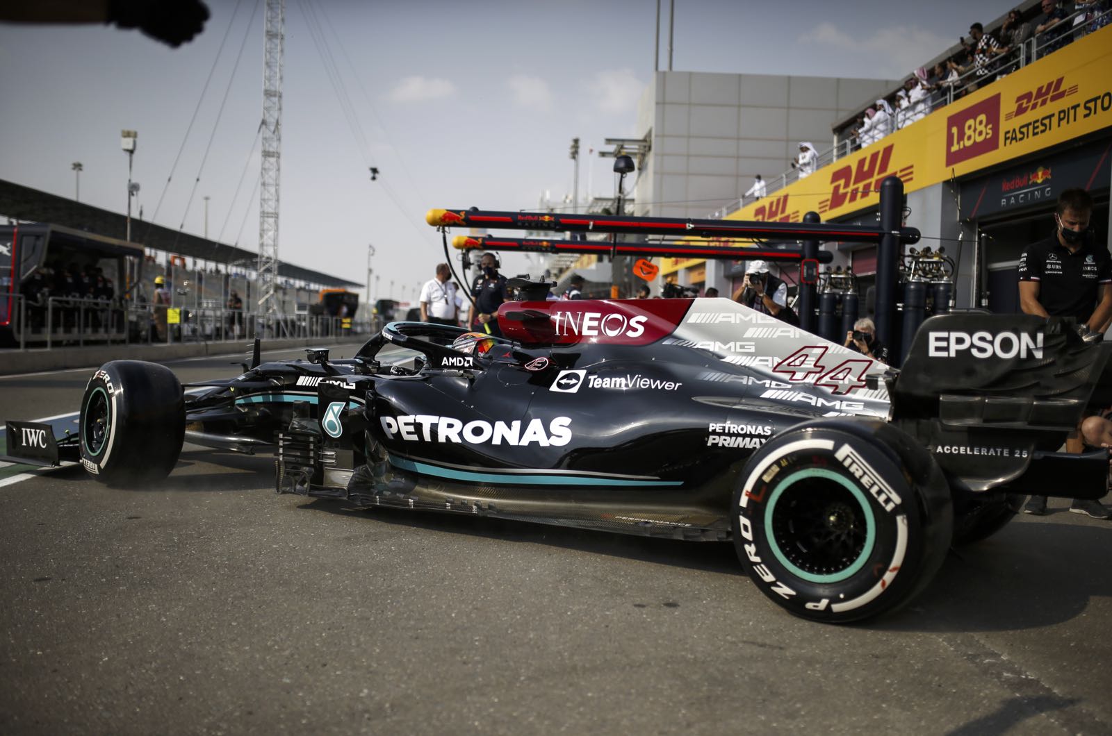 Mercedes insists rear wing not changed in Qatar