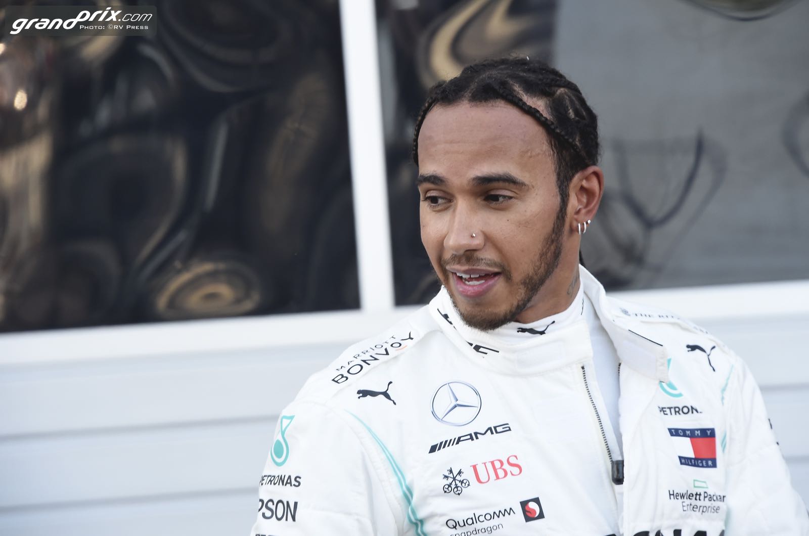 Hamilton denies arguing with Mercedes over money