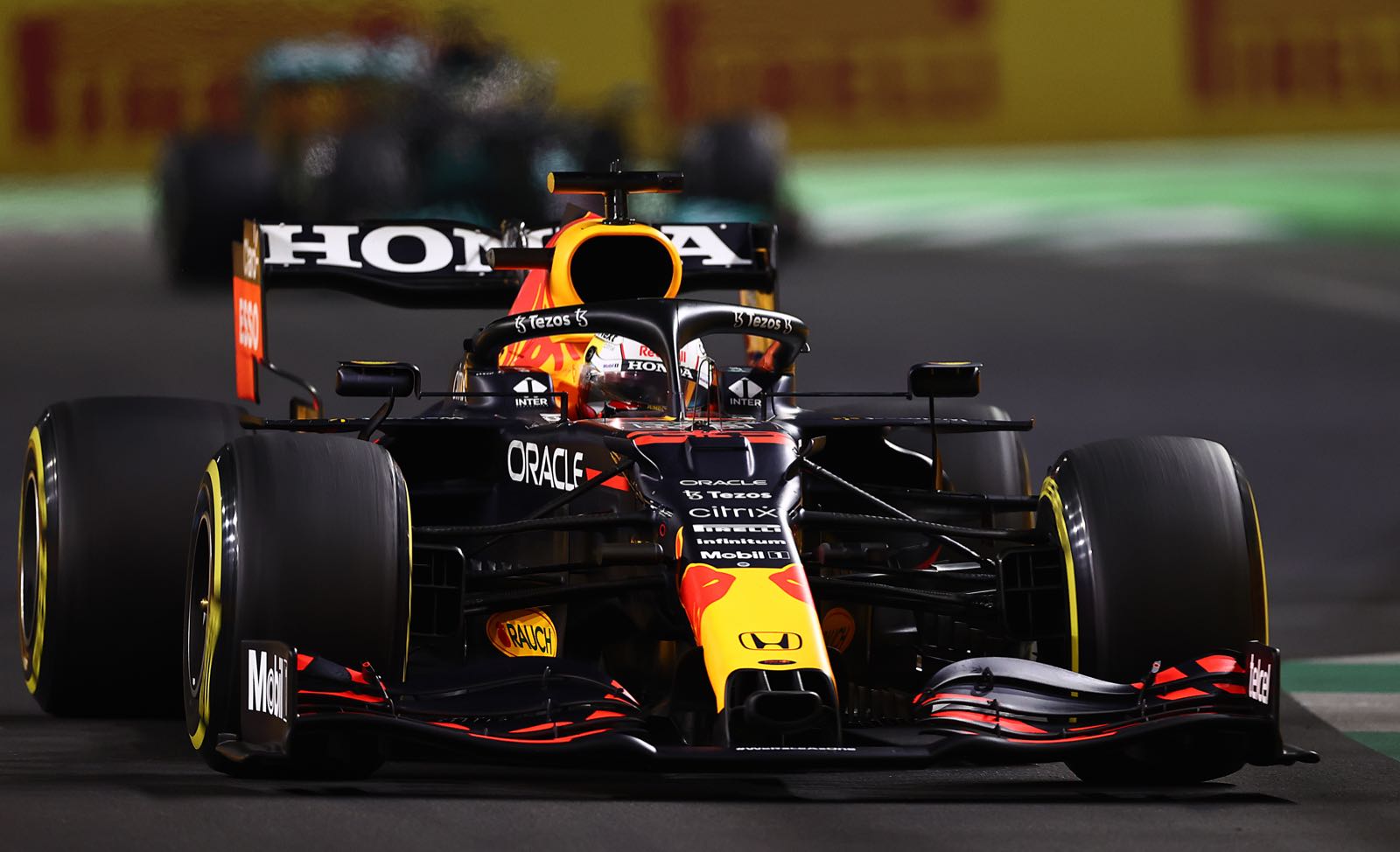 Verstappen can handle title showdown pressure